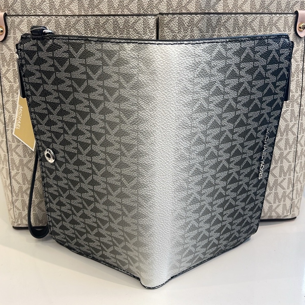 Michael Kors Jet Set Large Ombré Signature Logo Wristlet Wallet Phone
BLACK 
NWT - Picture 16 of 16